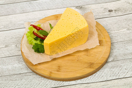 一块黄色奶酪配香草图片