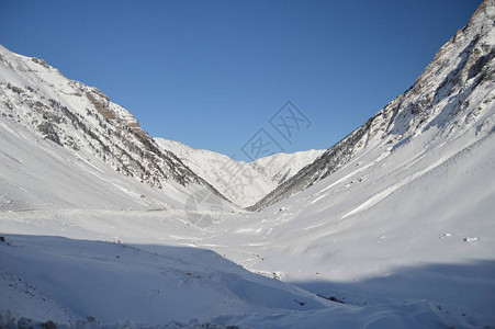 纽埃美丽的雪山在Aragnouet的Bataillence克里特岛自然背景