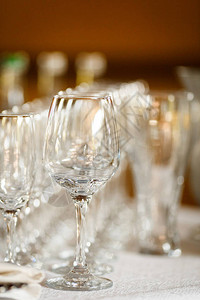在宴会桌上连续空酒杯和香槟图片