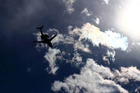 一架喷气客机在太阳下飞翔图片