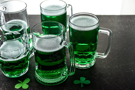 桌上的绿色啤酒杯圣帕特里克节庆祝活动图片