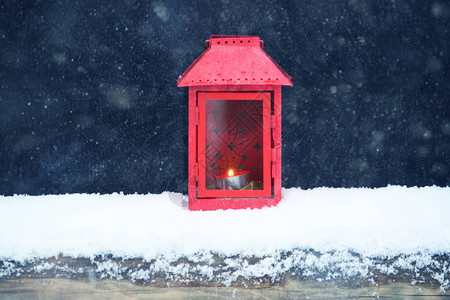 红在新鲜雪上点着蜡烛在公图片
