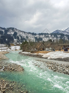 冬季乡村古老的绿宝石河图片