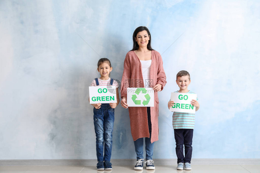 带文本的持家庭纸页GOGREEN和光墙附图片