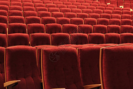 音乐会礼堂里的红色椅子质地背景图片