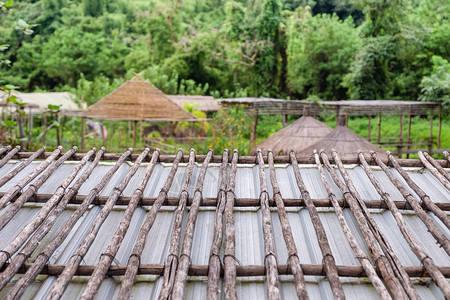 花园背景中小屋的手工木屋顶图片