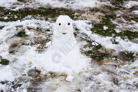 农村院子里的可爱雪人图片