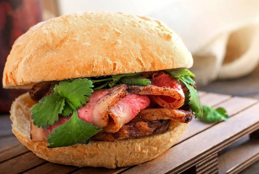 多汁的自制漢堡上面有熏牛肉黑安格斯木图片