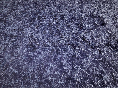 令人惊叹的美丽的冰纹理破碎的冰背景最图片