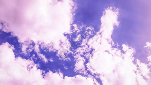 天空背景美丽的粉红色紫天空有白云图片