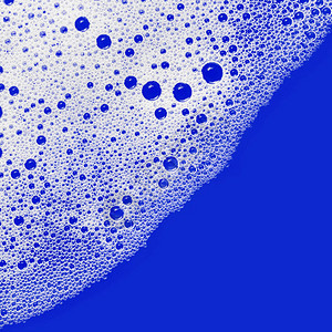 肥皂泥蓝底的泡沫水中的图片