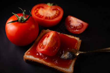 面包片配热番茄酱图片