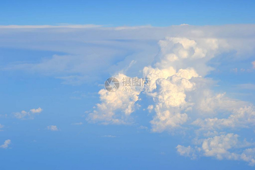 在云层之上飞行天空图片