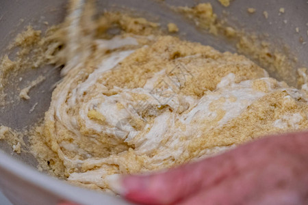 第4阶段手和叉式牛奶面粉和苏打汽水混入苹图片