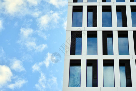 现代办公大楼的窗户图片