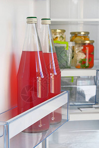冰箱里装着自制的红莓果汁玻璃瓶和罐子加咸菜蔬摊图片
