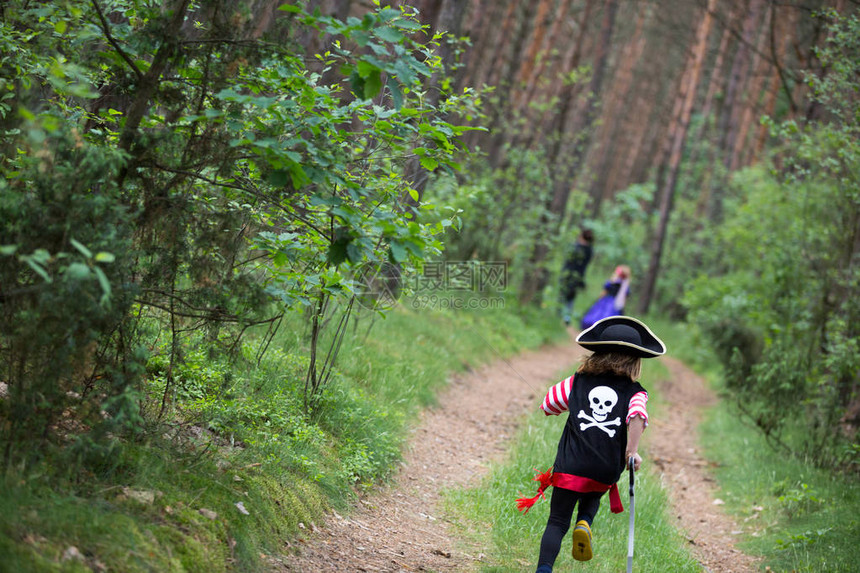 穿着戏服在森林里玩耍的孩子们图片