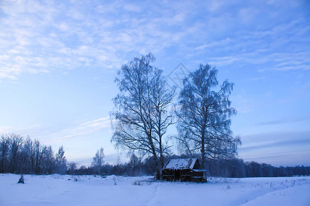 在乡村有旧棚子的冬季景观图片
