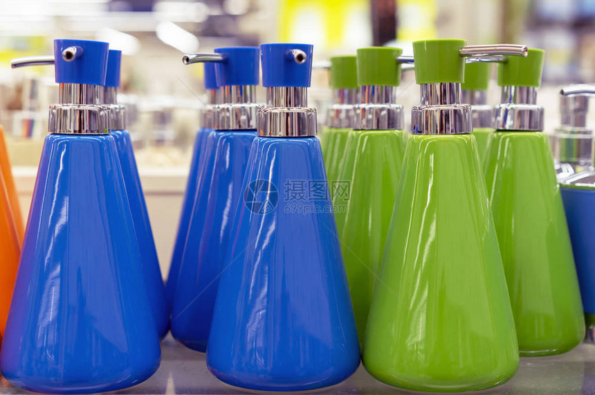 商店货架上各种颜色的液体肥皂分配器图片