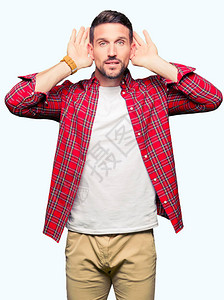 穿着随身衬衫的帅哥试图听到双手听耳语好奇八卦图片