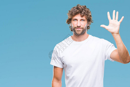 长得帅的西班牙模特男在孤立的背景展出用第五指头着五指微笑自信和背景图片
