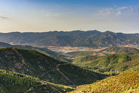 意大利撒丁岛农村地区的湖泊LagodiPosada的彩色户外景观全景图片