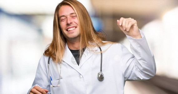 医生男人在医院的派对上一边听音乐一边跳舞图片