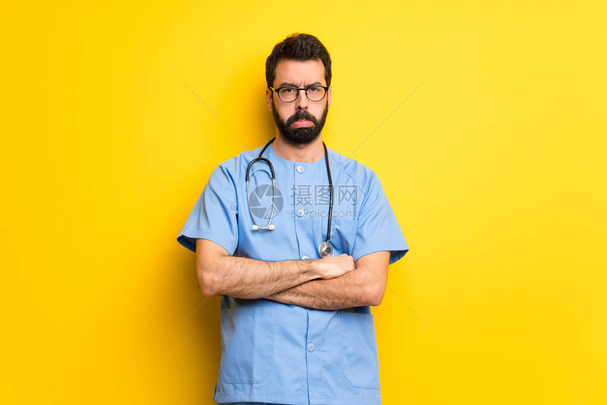 外科医生男人悲伤和沮丧的表情图片