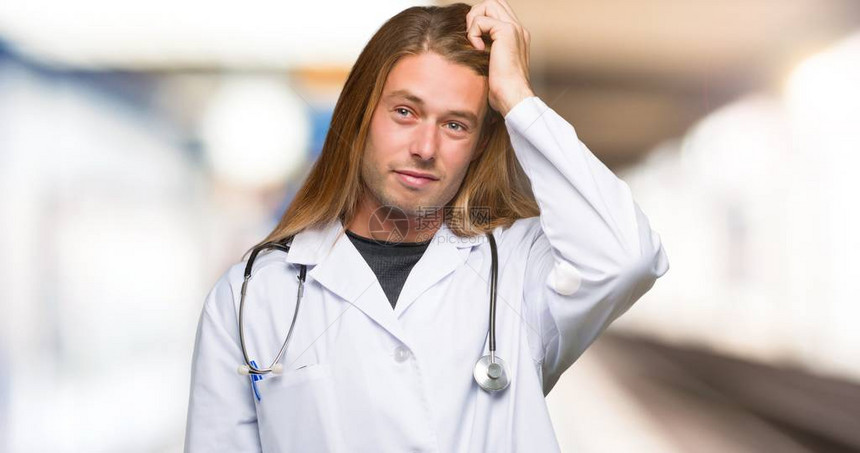 医生男子在医院中表现出沮丧和不理解的情绪图片