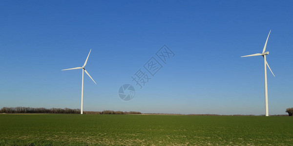 蓝色天空中的风速绿色能源图片