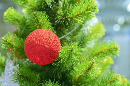 树上的圣诞装饰品是一个红色的毛线球图片