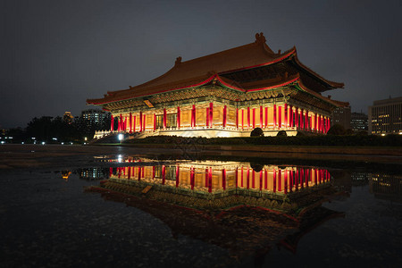 塔佩音乐厅夜景中正纪念堂附近背景图片