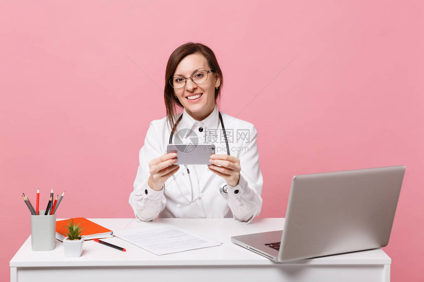 女医生坐在电脑前工作图片