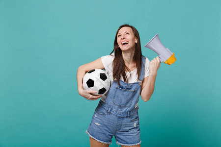 快乐的年轻女子足球迷支持最喜欢的球队与足球图片