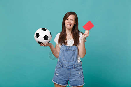 紧张的女足球迷支持团队与足球红牌咬嘴唇图片