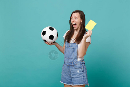 兴奋尖叫的女足球迷支持团队带着足球图片