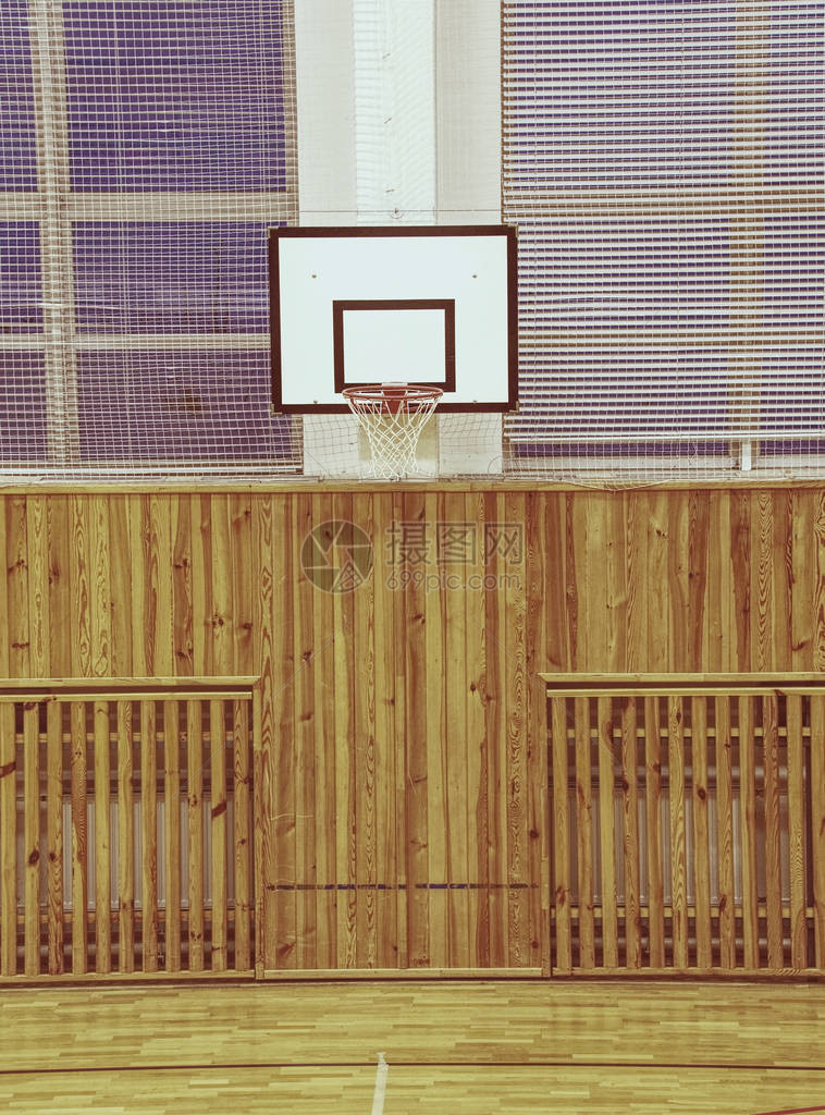 高中体育馆篮球圈窗户上的安全网荧光照明图片