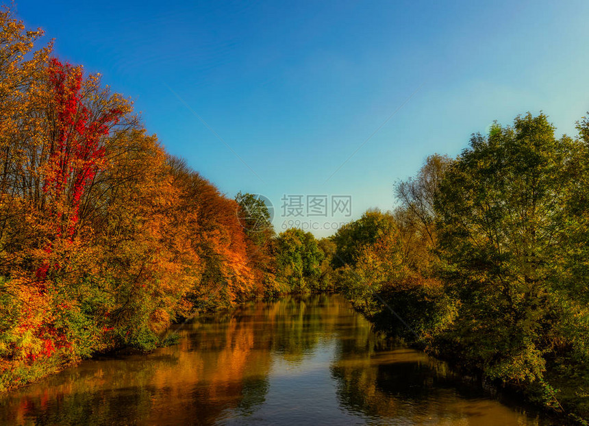 10月阳光明媚的金黄十月秋日下午拍摄的彩色照景片图片