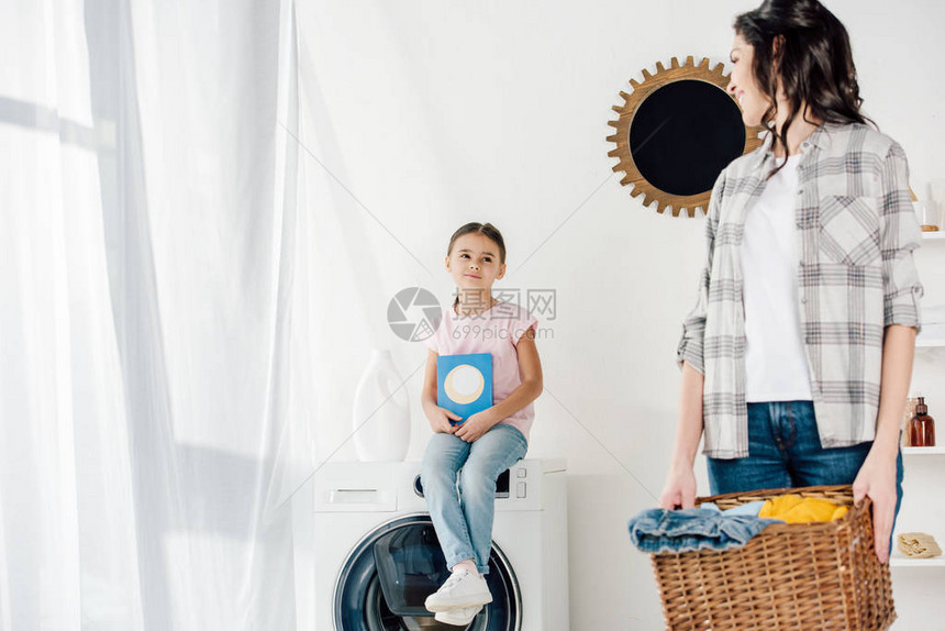 女儿有选择地专心坐在洗衣机上图片
