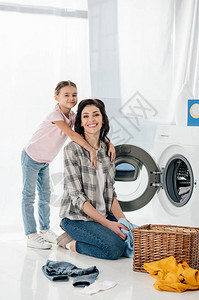 女儿在洗衣店和洗衣房的篮子图片