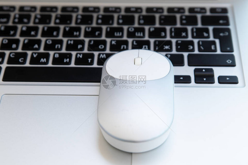 键盘上的白色计算机鼠标识图片