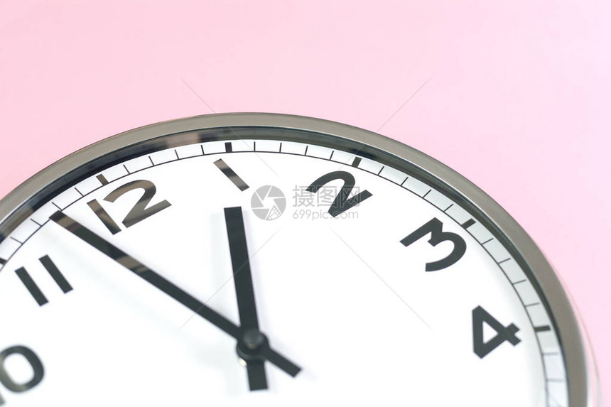 粉红女潮时针的模拟平面墙钟的一部分与复制空间时间管理概念和午餐时图片