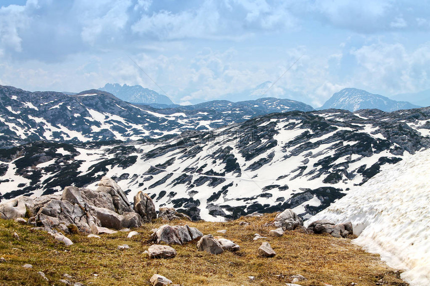 雪山景观关闭在DachsteinKrippenstein的萨尔茨卡默古特阿尔卑斯山的图片
