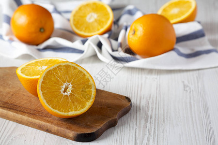 半个橘子和整片橙子侧视图近距图片