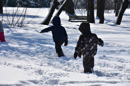 孩子们在雪地里玩耍图片