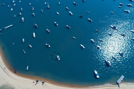 蓝色的大海和晴朗的天气的鸟瞰图梦幻般的风景很棒的海滩景色伊利亚贝拉背景