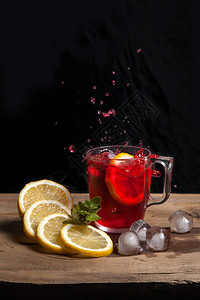 夏季冰镇饮料芙蓉凉茶加冰柠檬和薄荷从一杯饮料中滴下几滴芙蓉冷茶图片