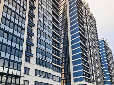 蓝色高现代整体框架建筑房屋新建筑摩天大楼与蓝天映衬图片