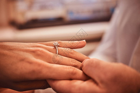 新婚夫妇手牵戴戒指的图片