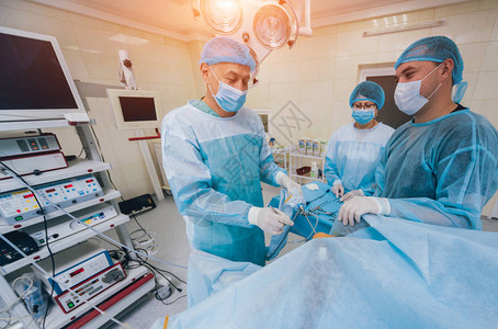 关节镜手术骨科医生在手术室中使用现代关节镜工具进行团队合作膝关节手图片